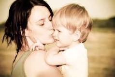 mãe abraçando e beijando o filho