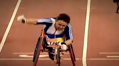 atleta paraolimpica na cadeira de rodas