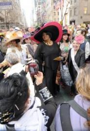 mulheres com chapéus para o desfile de Páscoa
