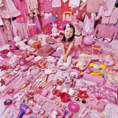 Menina em quarto com tudo em rosa - JeongMee - The Pink and Blue Project