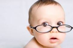 bebê com óculos