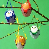 ovos com formas de pássaros para decoração das árvores