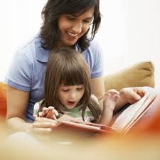 mãe e filha lendo: pais trabalhando junto pela educação