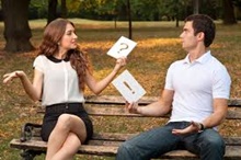 casal conversando com cartazes