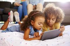 crianças usando tablet