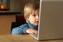 criança acessando internet