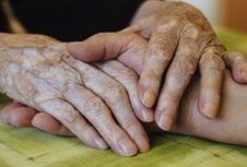 mãos de pessoa com alzheimer