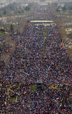 manifestantes contra o “casamento” homossexual vistos desde a Tour Eiffel