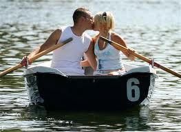 casal num bote se beijando