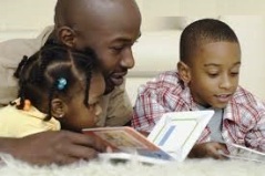 Pai e filhos lendo