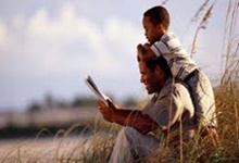 pai lendo e filho no ombro