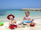 crianças na praia: cuidados no verão