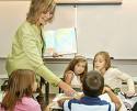 Professora com alunos: ensinando verdadeiros valores