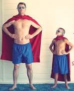 Pai e filho vestidos de super-homem