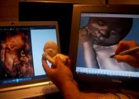 No computador, o designer brasileiro Jorge Lopes trabalha na criação de mais um modelo de feto em tamanho real.